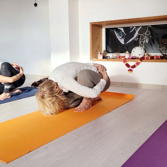 Cours collectif, flexion avant assise près de l'autel