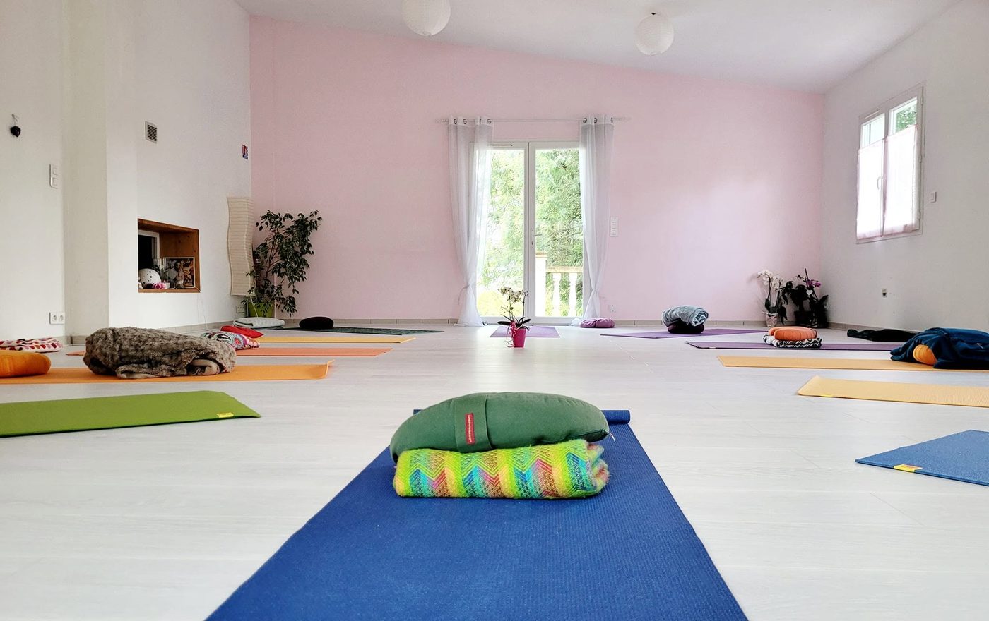 Intérieur de la salle du centre Yoga en Soie à Lescure-d'Albigeois, tapis de yoga et coussins de méditation